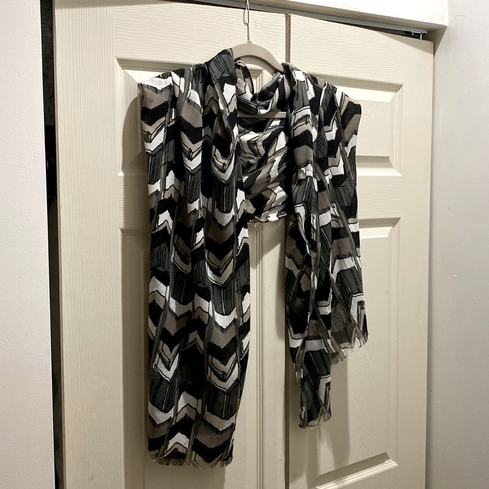 Lightweight spring scarf